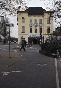 117695 Gezicht op het fietspad langs de Rijnkade te Utrecht, ter hoogte van de hoek met het Vredenburg, met op de ...
